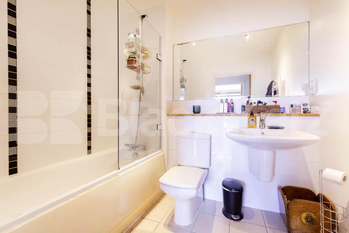 Luxury modern development with two bathrooms huge lounge & two double bedrooms Canal Boulevard, Camden